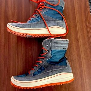 WomenS ECCO boots. Size 8 US